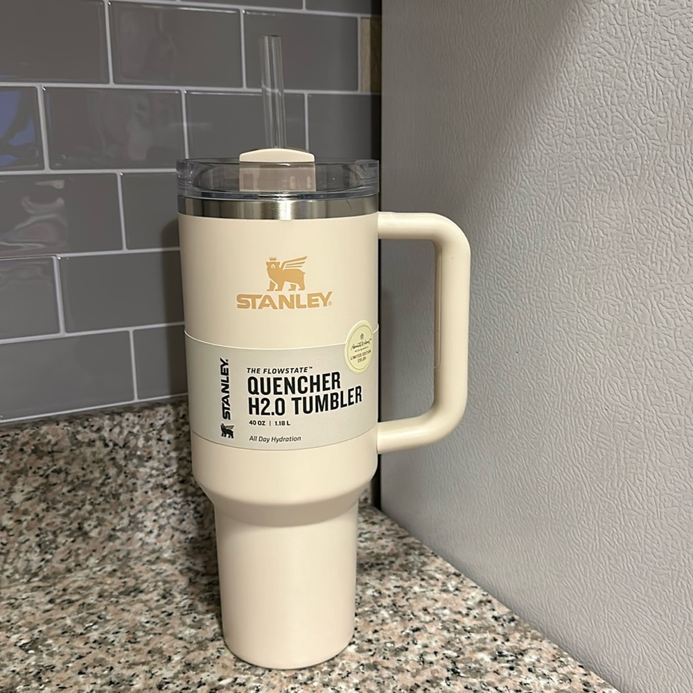 Stanley Hearth & Hand with Magnolia Flowstate 40oz Quencher Best Beige